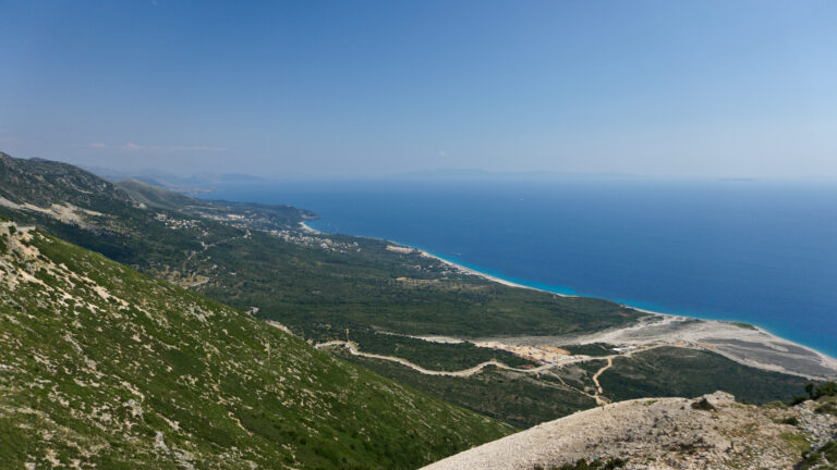 Výhled na albánské pobřeží z průsmyku Llogara, Albánie